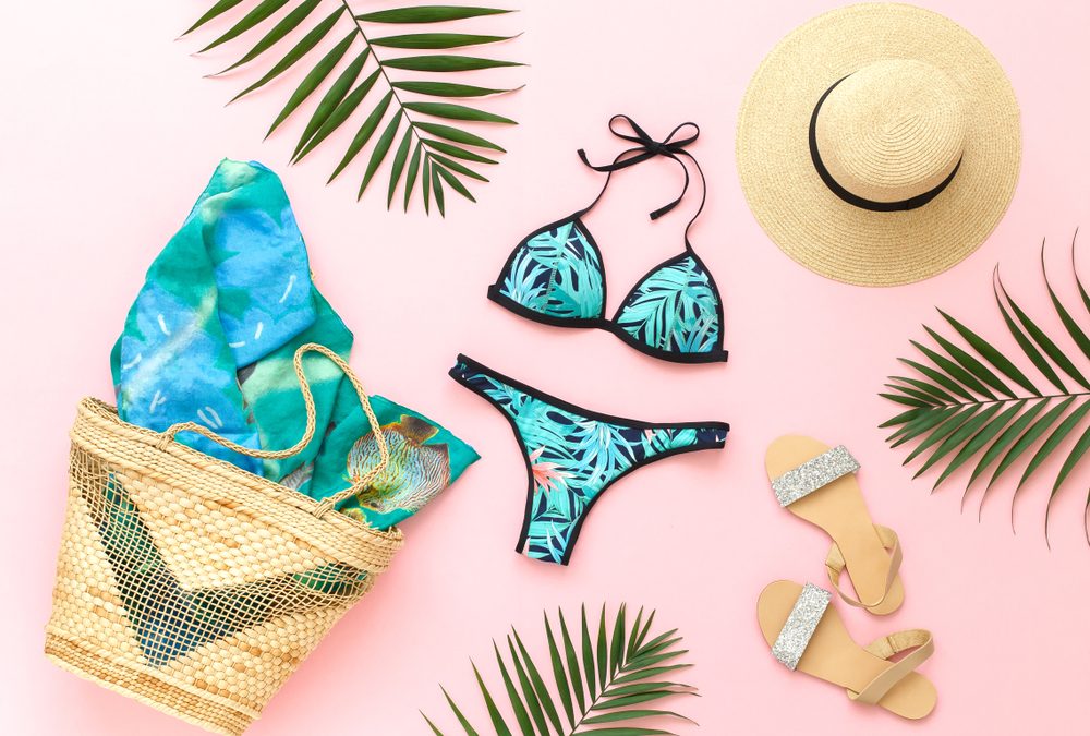 maillot-de-bain-chapeau-sac-sandales