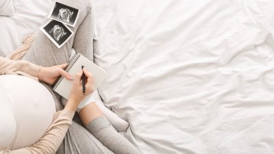 femme-enceinte-lit-ecriture