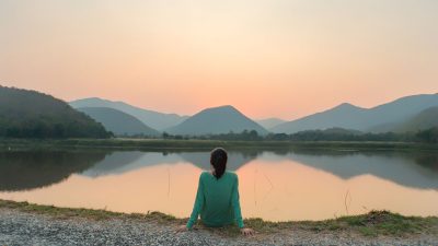 femme-detendue-assise-lac