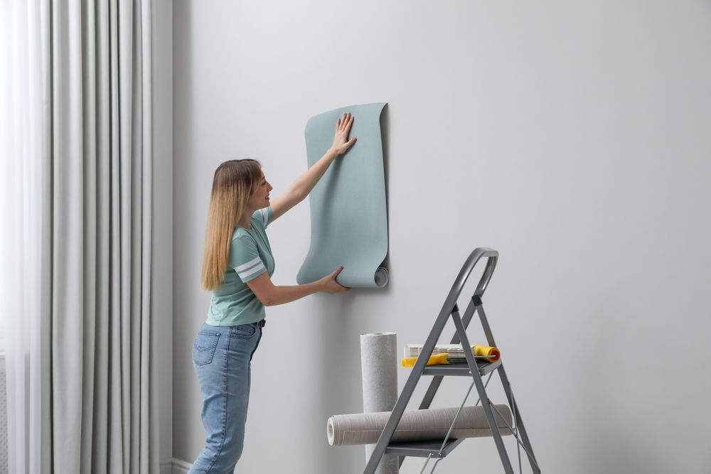 femme-mets-papier-peint