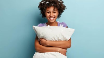 femme oreiller coussin a plumes