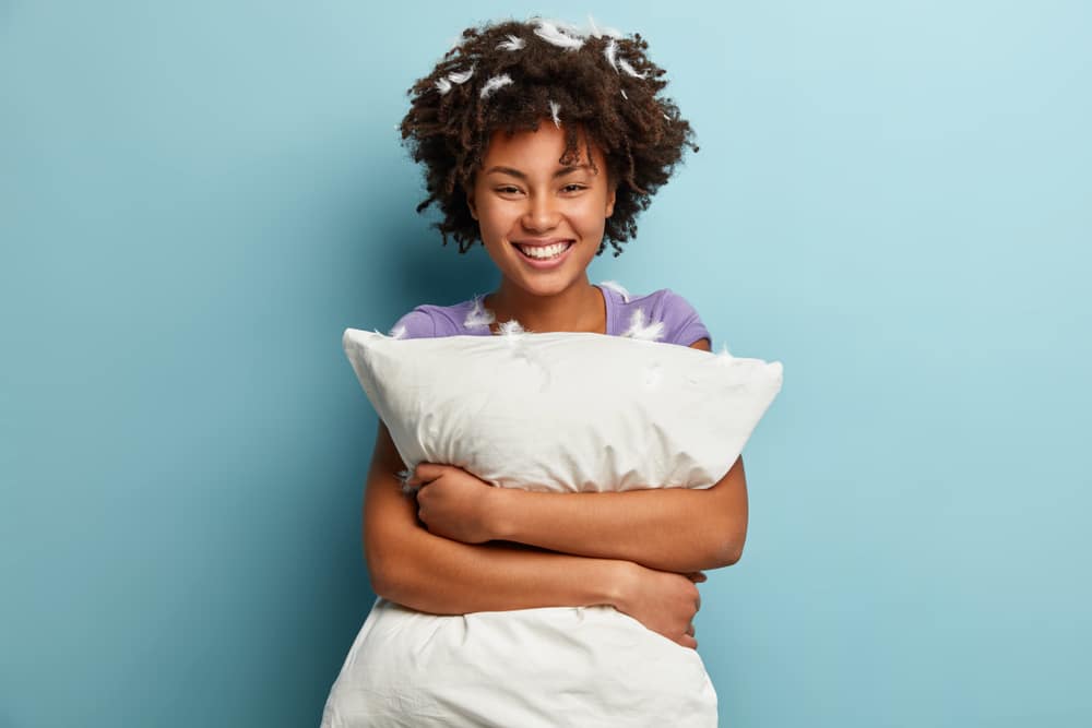 femme oreiller coussin a plumes