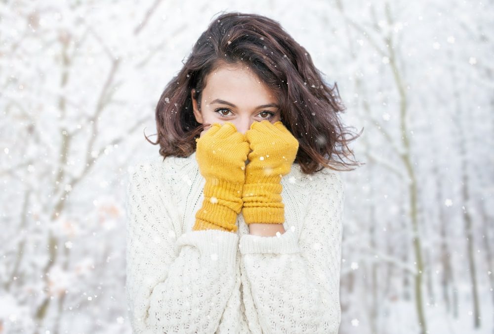 femme porte pull maille hiver
