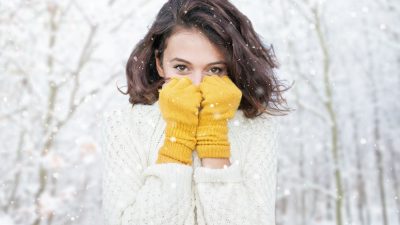 femme porte pull maille hiver