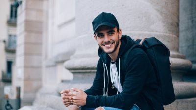homme porte casquette