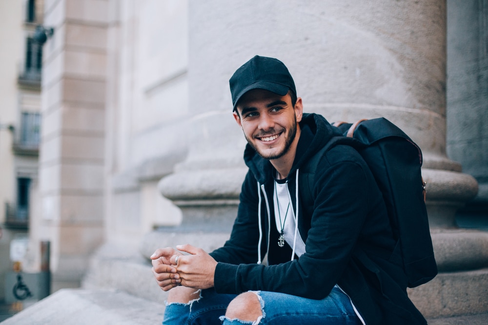 homme porte casquette