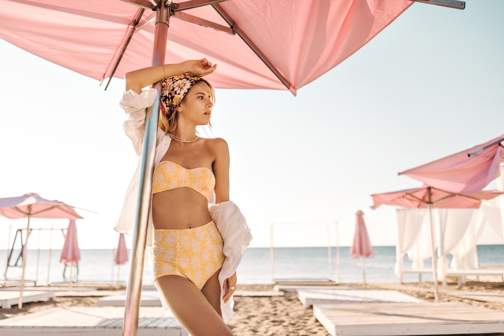 femme porte maillot de bain jaune plage