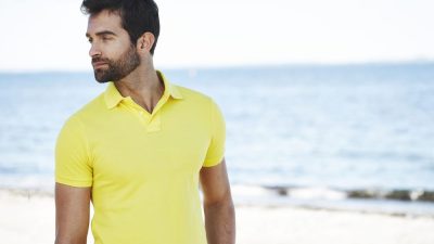 homme porte polo jaune