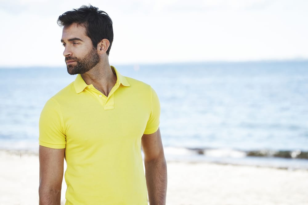 homme porte polo jaune