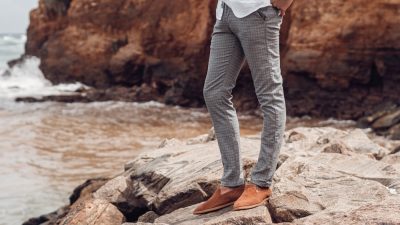 homme porte chino elegant