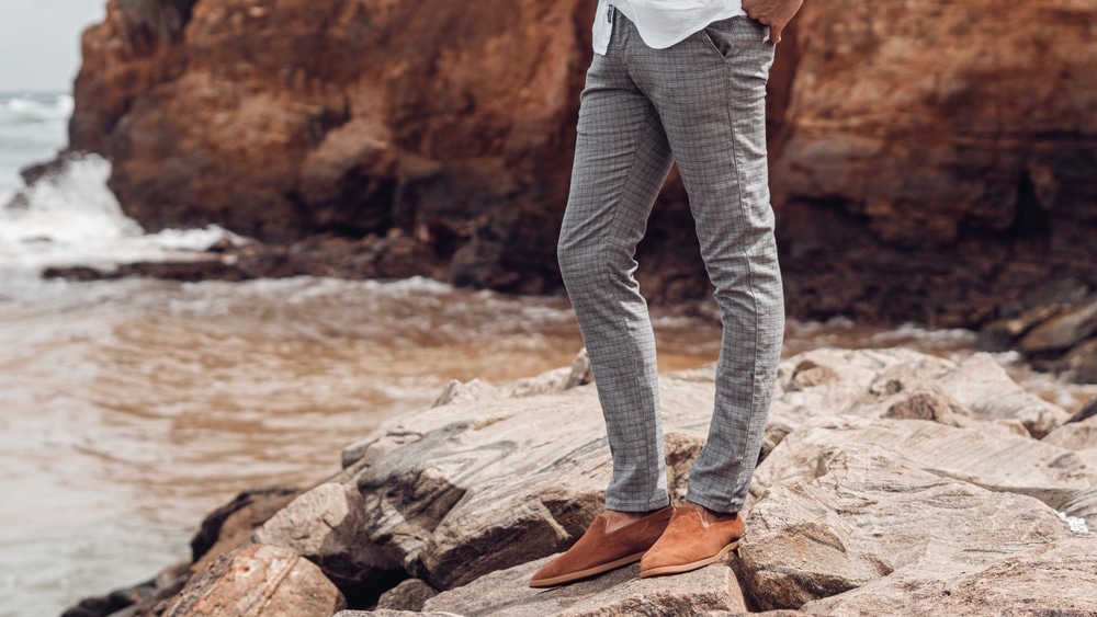 homme porte chino elegant