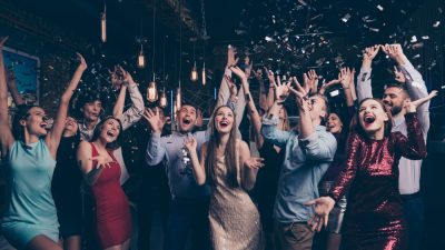 personnes faisant fete