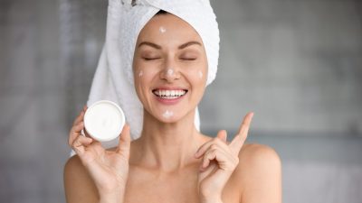 femme applique creme antirides