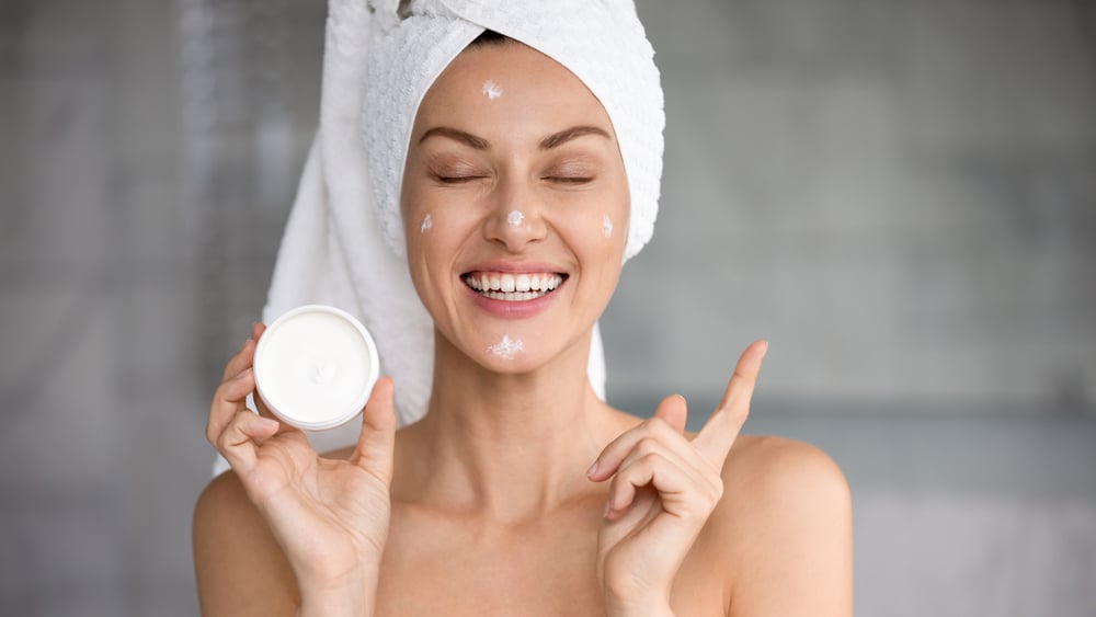 femme applique creme antirides