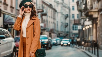 femme porte sac bandouliere