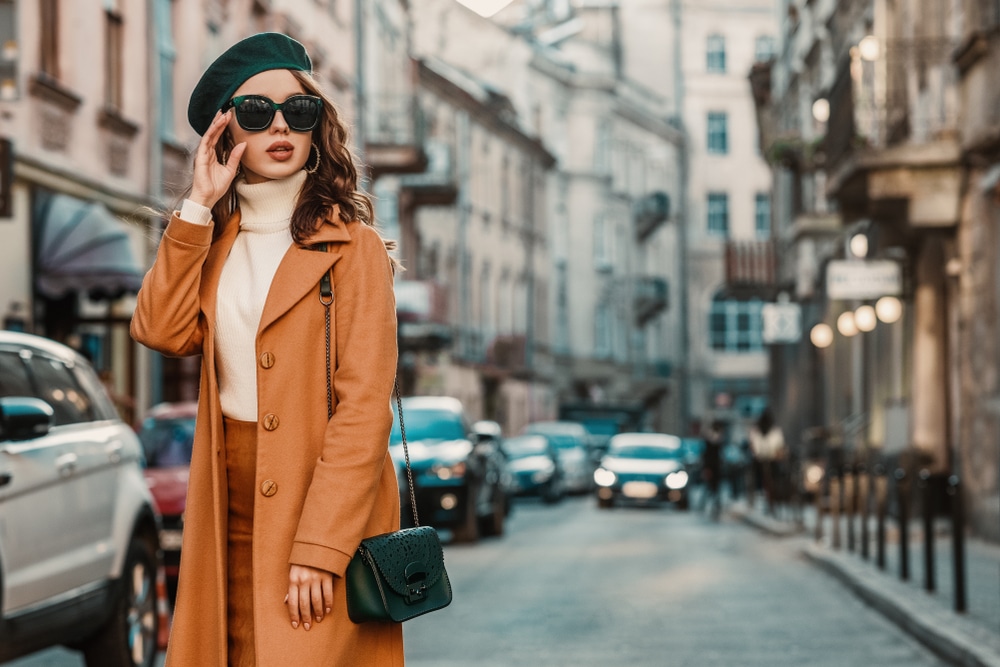 femme porte sac bandouliere
