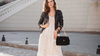 femme porte veste cuir noir robe
