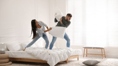 couples bataille oreillers plumes