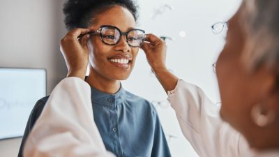 femme essaye lunettes opticien