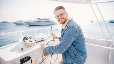 homme navigue sur bateau