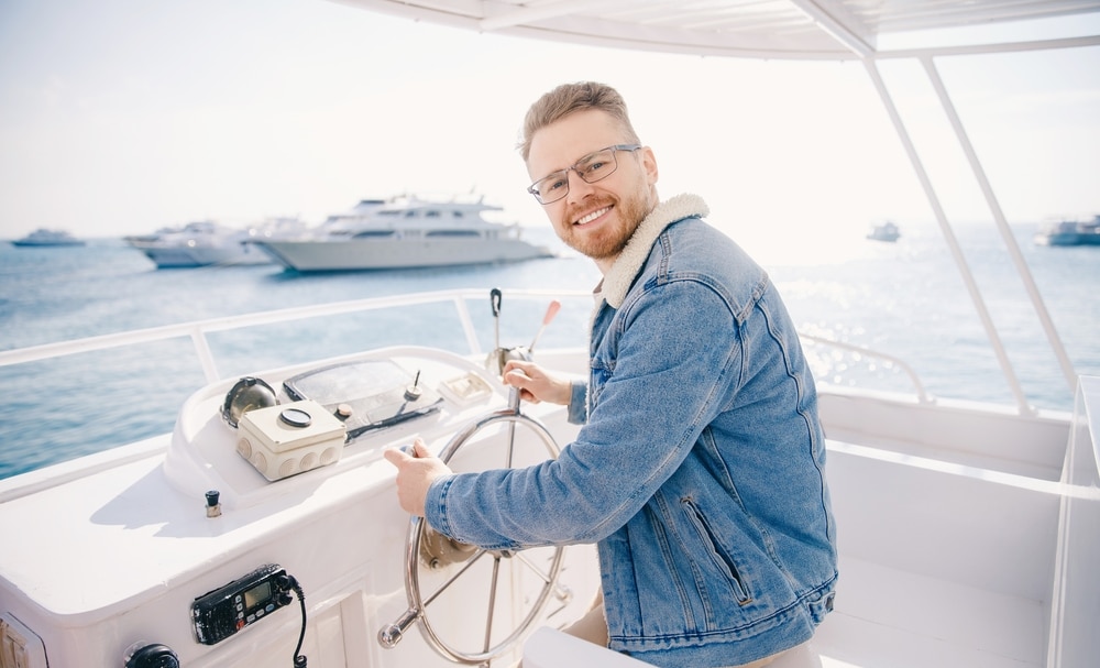 homme navigue sur bateau
