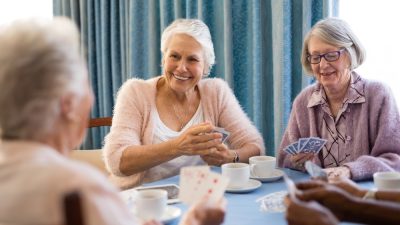 seniors jouent en residence autonome