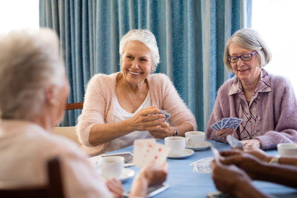 seniors jouent en residence autonome