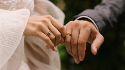 epoux portent bagues de mariage