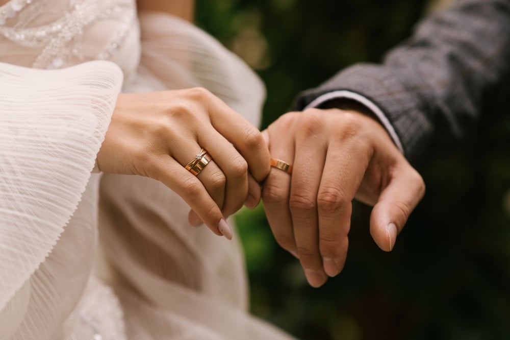 epoux portent bagues de mariage