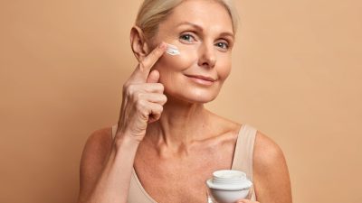 femme applique creme anti age