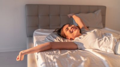 femme heureuse allongee sur matelas