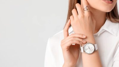 femme porte montre
