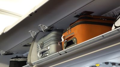 valises dans cabine avion