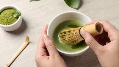 femme avec fouet matcha