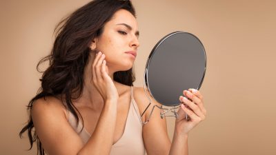 femme avec taches visage